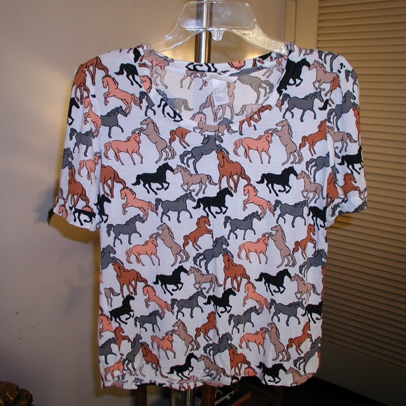 H&M Tops - Price FIRM H & M Horses Scoop Neck Tee Size Large